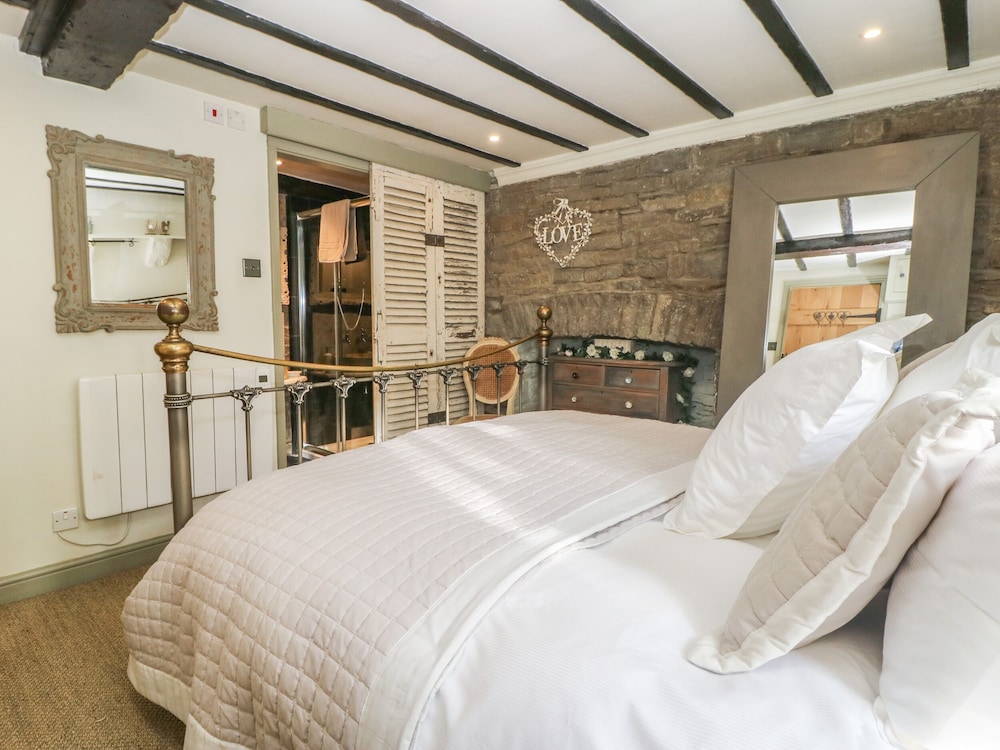 In &amp; Out Cottage view 3