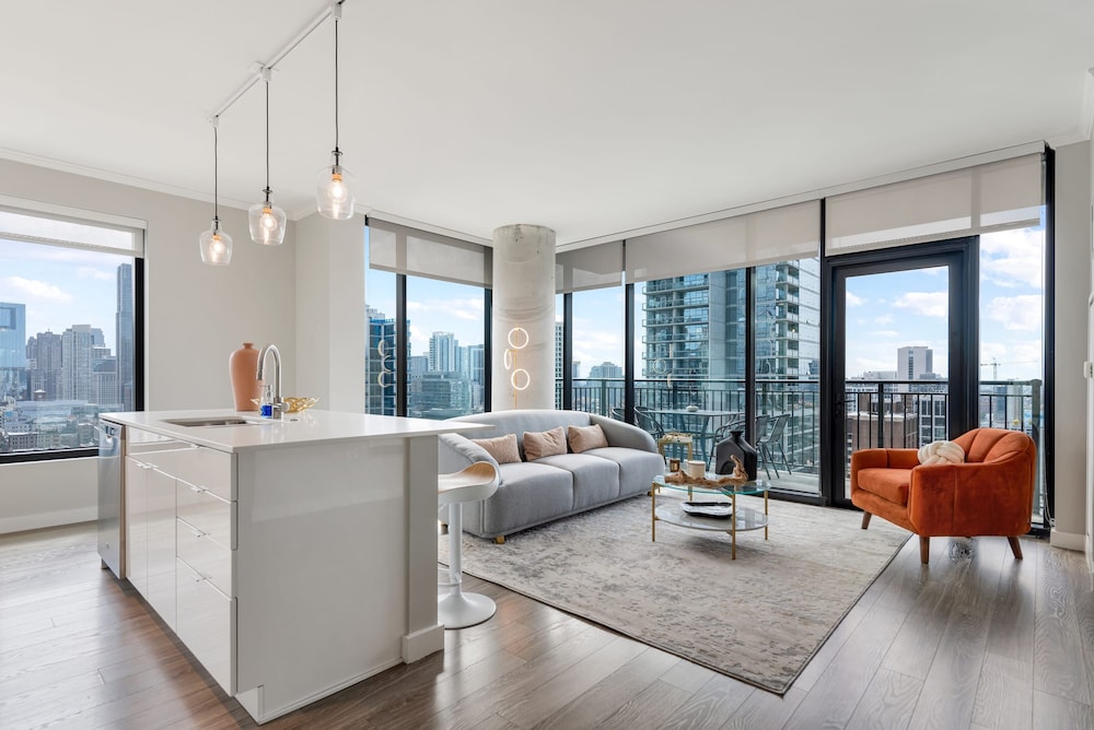 River North 2BR Balcony Walk to Mag Mile Pool