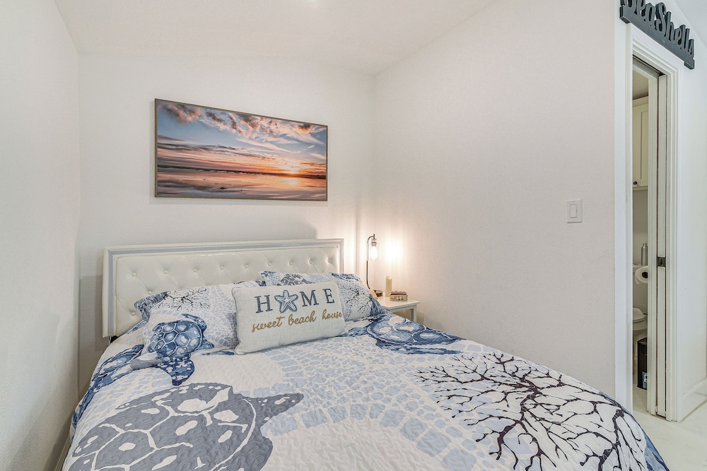 Updated Galveston Studio w/ Deck - 1 Mi to Beach!