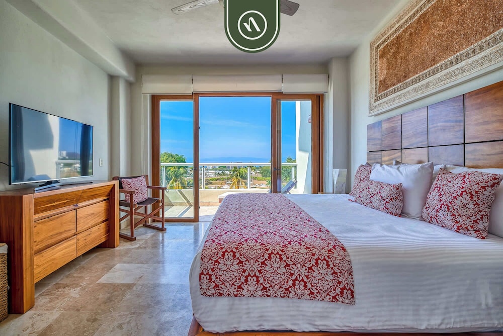 Oceanfront 3BR Condo With Beach Club - Pool