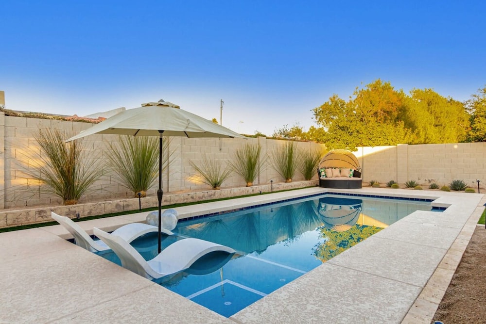 Executive Retreat Pool Spa AZ Canal Trail BBQ