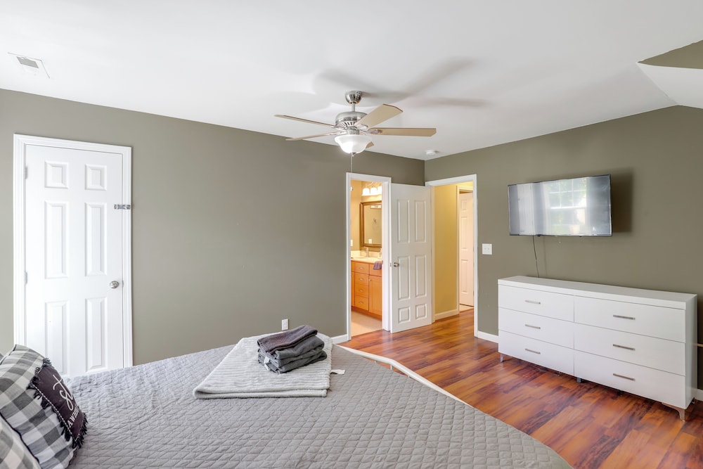 Family Home w/ Game Room, 3 Mi to Dtwn Asheville!