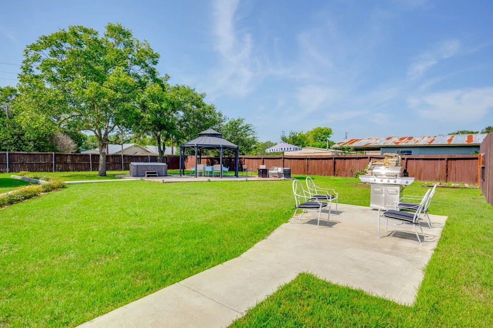 5 2 two Kings hot tub Firepit 16min to Wine Trail Nearby Pickleball Courts Pool