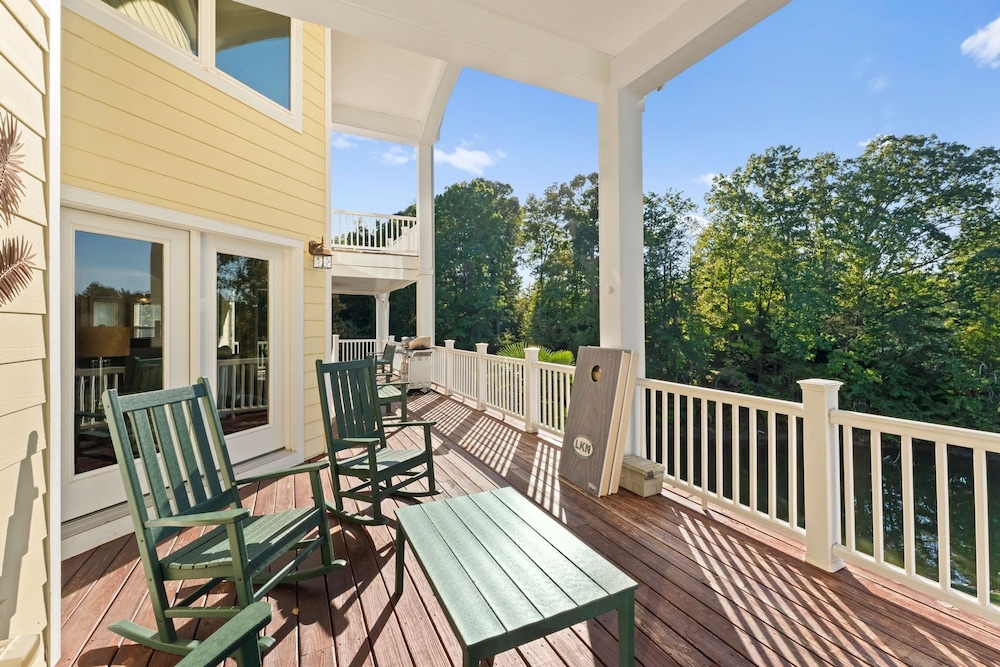 Jake s Lake House by Avantstay Lake Gazebo