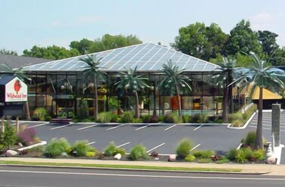 Hotel Wildwood Inn Tropical Dome & Theme Suites - Image 1