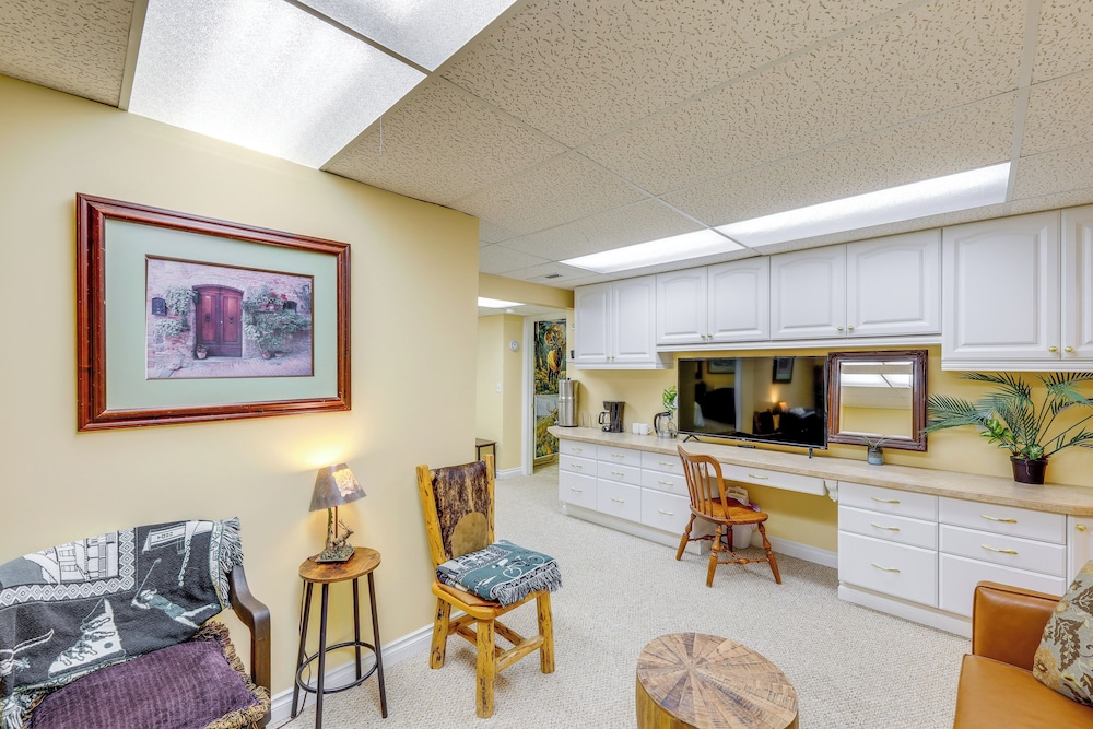 Walk to Happy's Inn & Lake Access: Libby Apartment