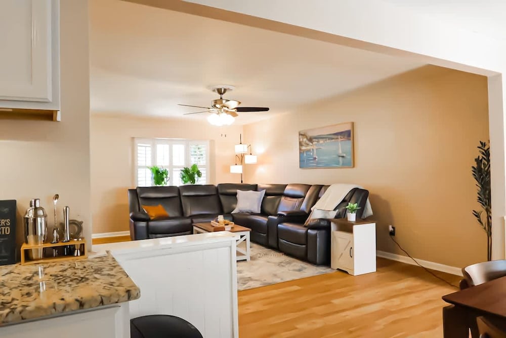 Four Bed Home With Pool Game Room Bar Near Beach