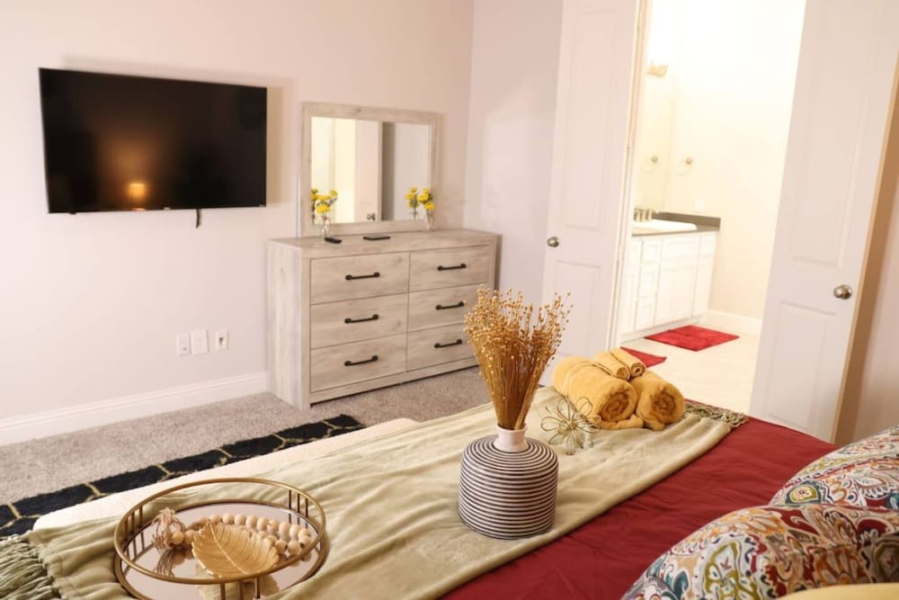 Spacious Home w Putting Green -for Extended Stays