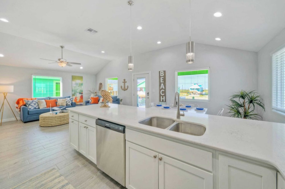 Sleeps 21, 2 Homes Private Pool, Patio Lounge w/ Fire Pit, Bar, TV, & Games