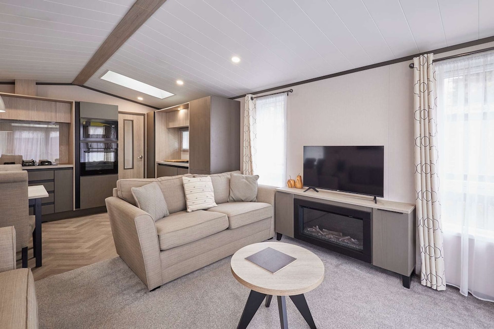 Host Stay Royal Pines Lodge