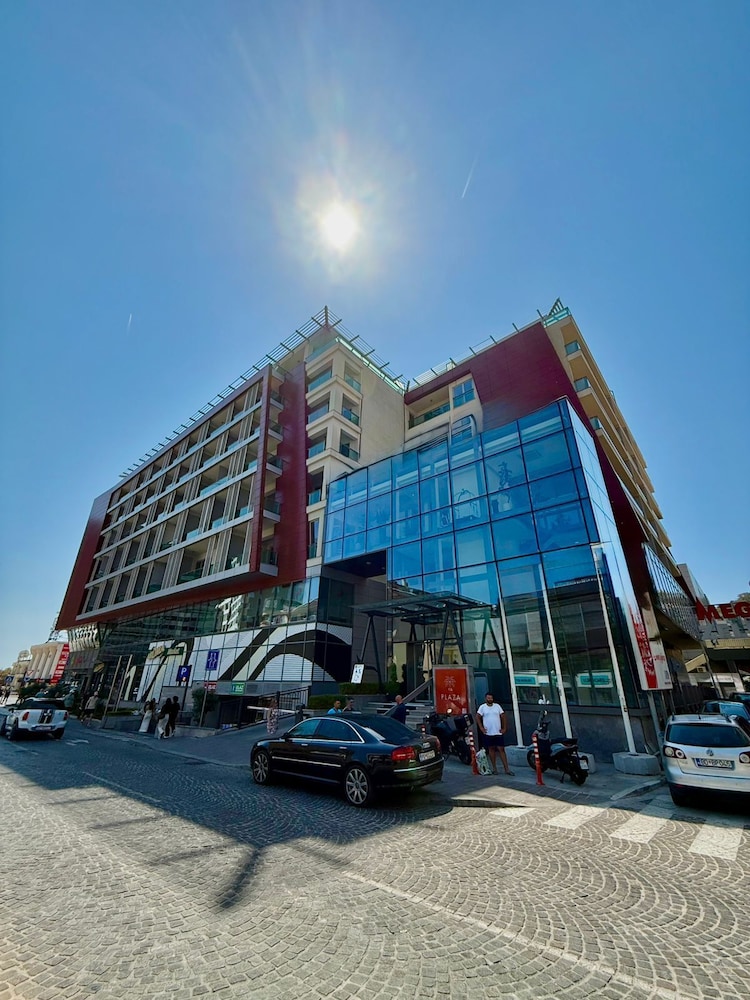 Condo Studio Plaza