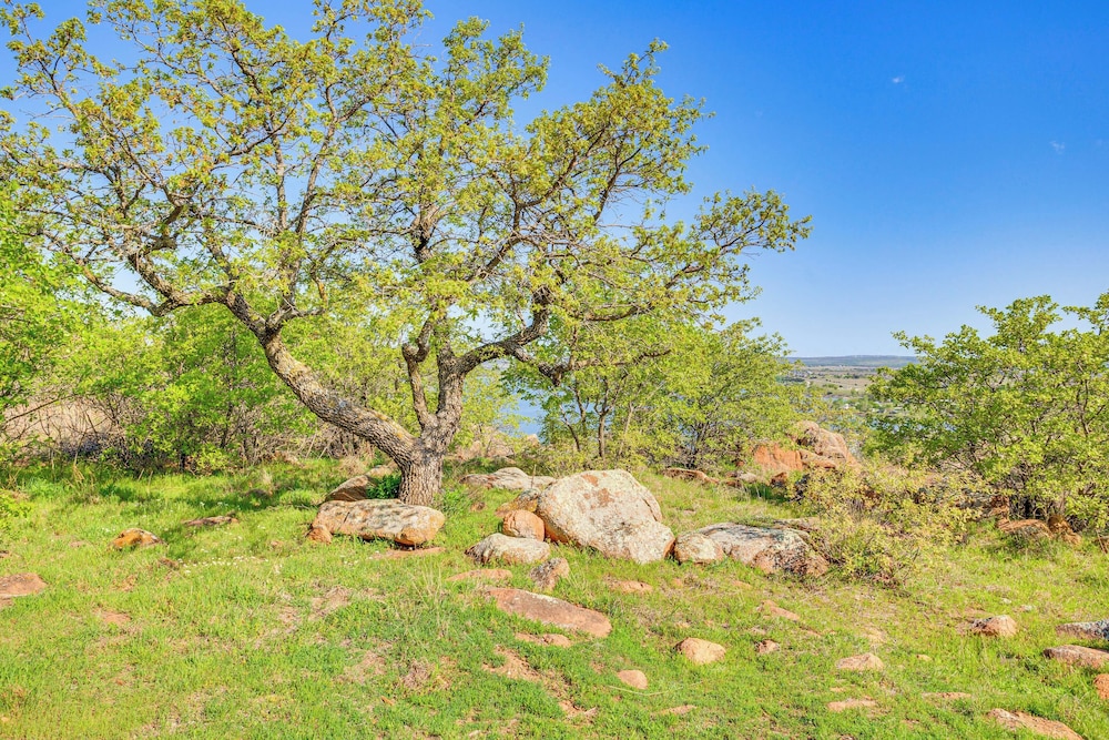 Lake Lawtonka View: Mountaintop Medicine Park Home
