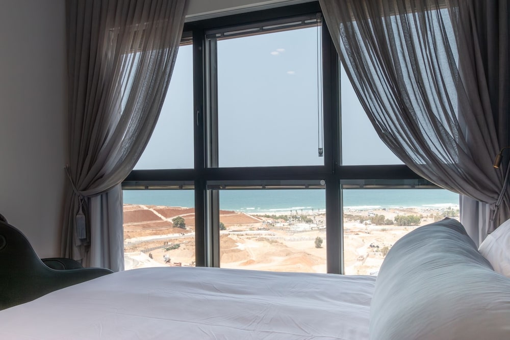 3 BR SeaFront APT Prestigious Tower