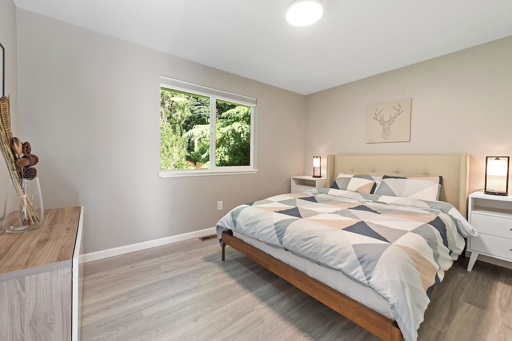 Cheerful Kirkland Home w/AC Big Yard, Walk to Beach