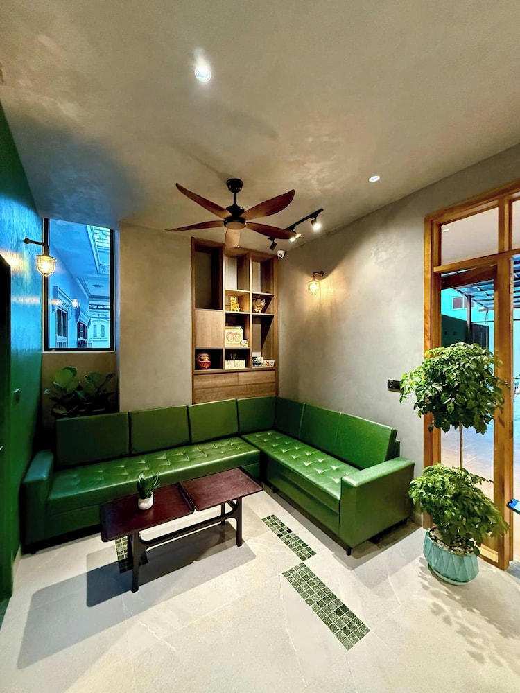 1995S HOSTEL
