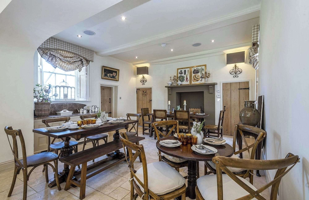 Ormesby Manor - 8 Beds - Sleeps 16 - Hot Tub