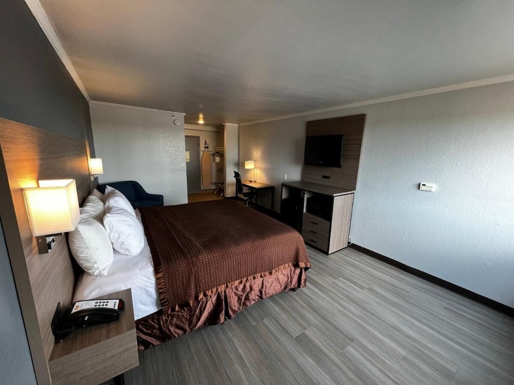 Hotel Super 8 by Wyndham Fort Worth Entertainment District - Image 1