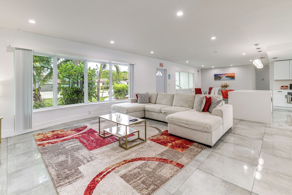 Outdoor Oasis w/ Games: Sleek Hollywood Home!