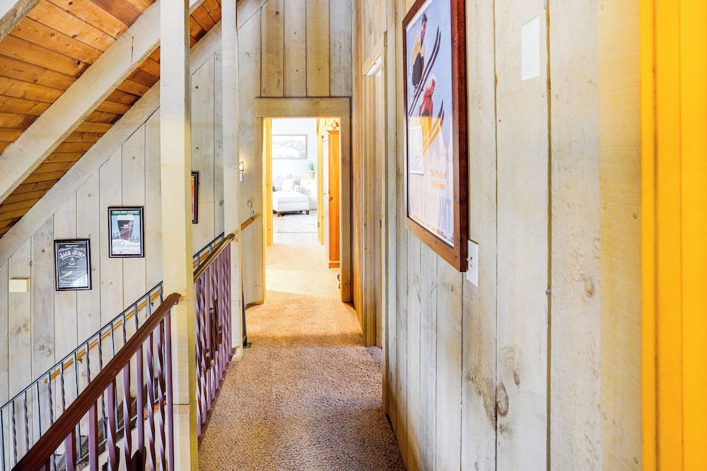 5 Mi to Ski: Family-friendly Home in West Dover!