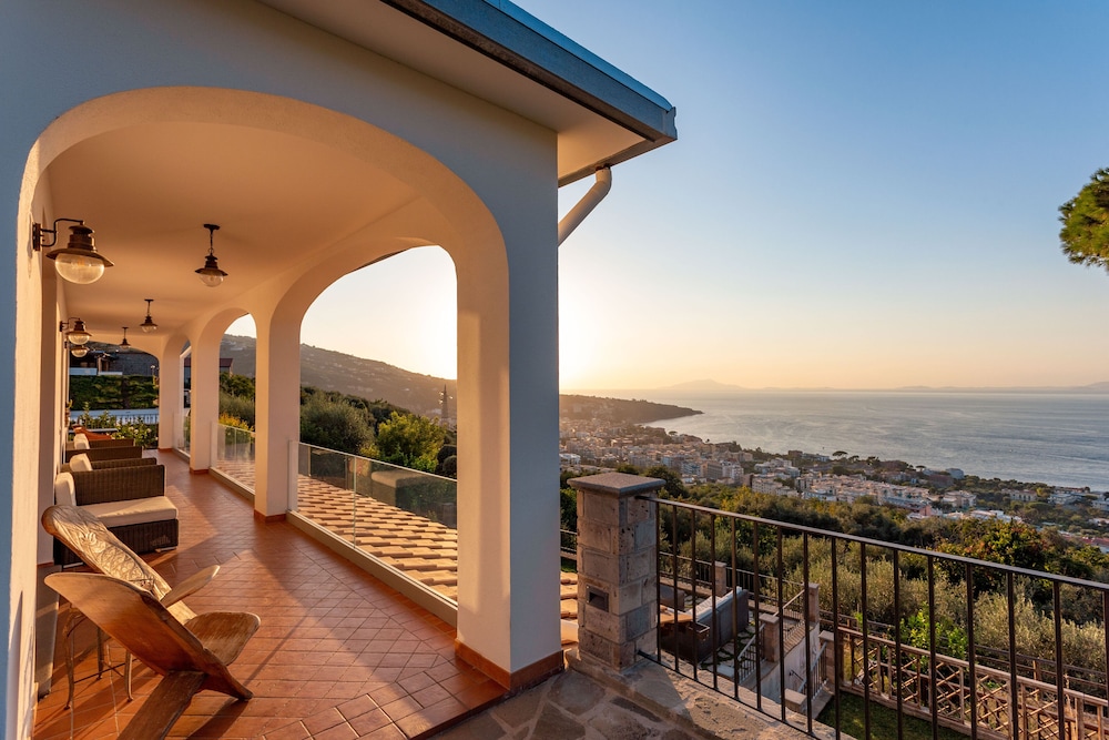 Luxury Villa with breathtaking Seaview, pool, BBQ