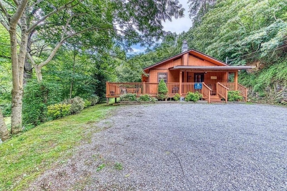 Lazy Creek Retreat 2 Bedroom Home by RedAwning view 2