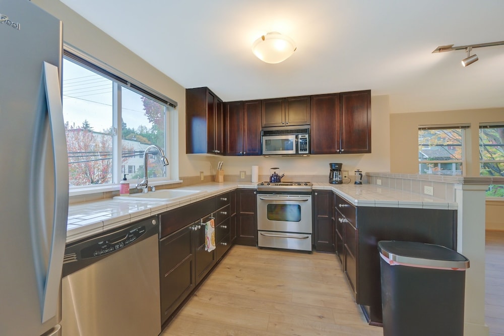 Cozy 2BR Condo with Parking in the Heart of Fremont! 2 Bedroom Condo by RedAwning view 4
