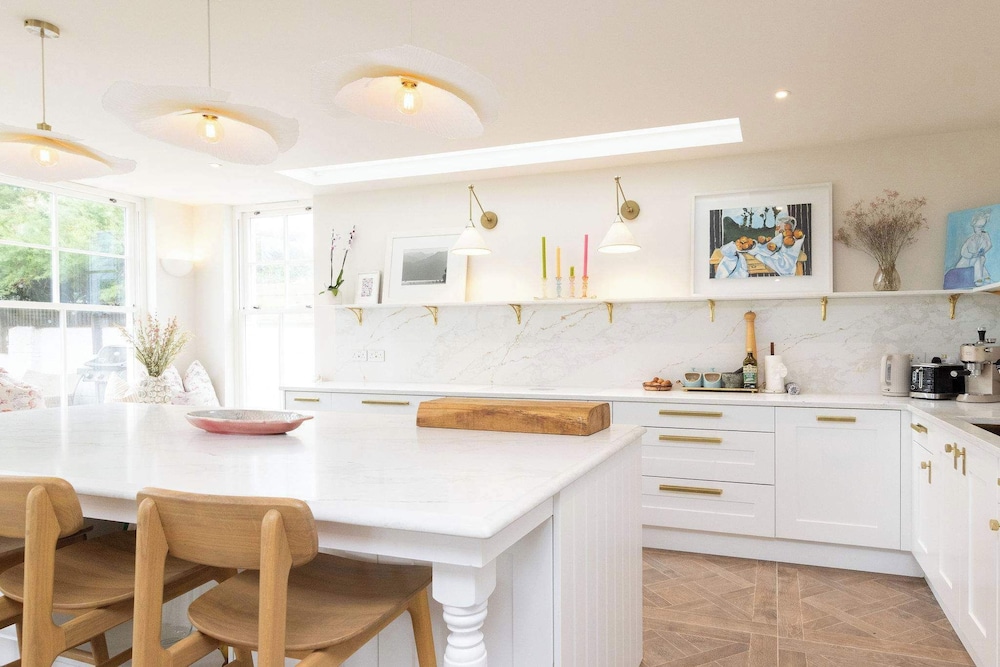 Newly Renovated Beachside Retreat for 10