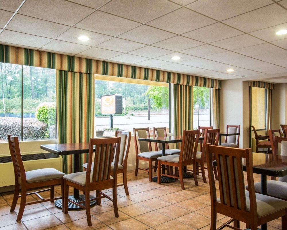 Econo Lodge Inn & Suites Columbus near Fort Benning