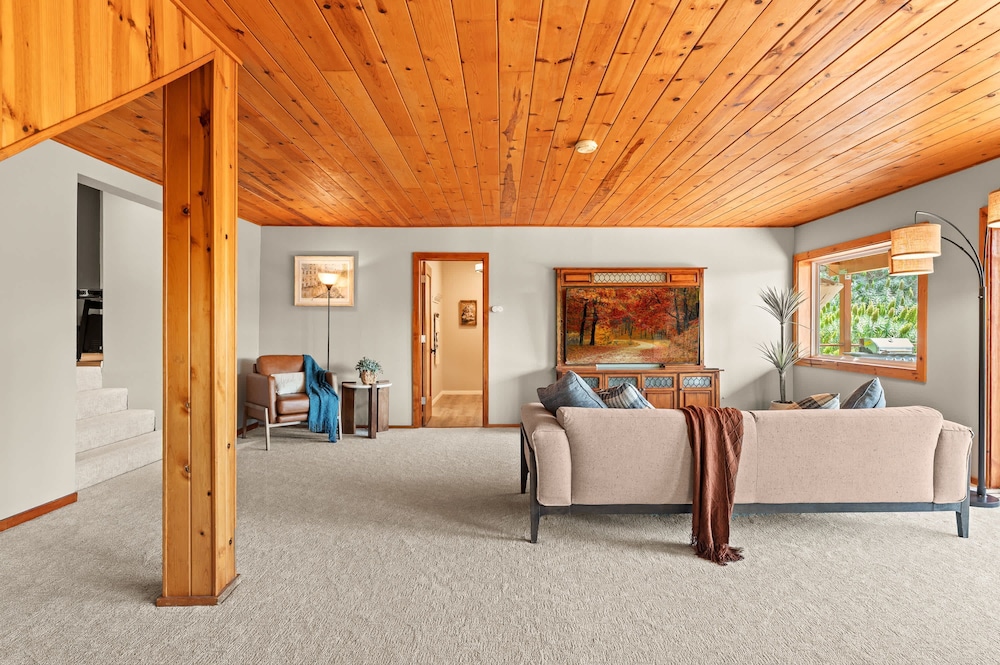 Mountain View Family Retreat w Game Room Scenic Decks