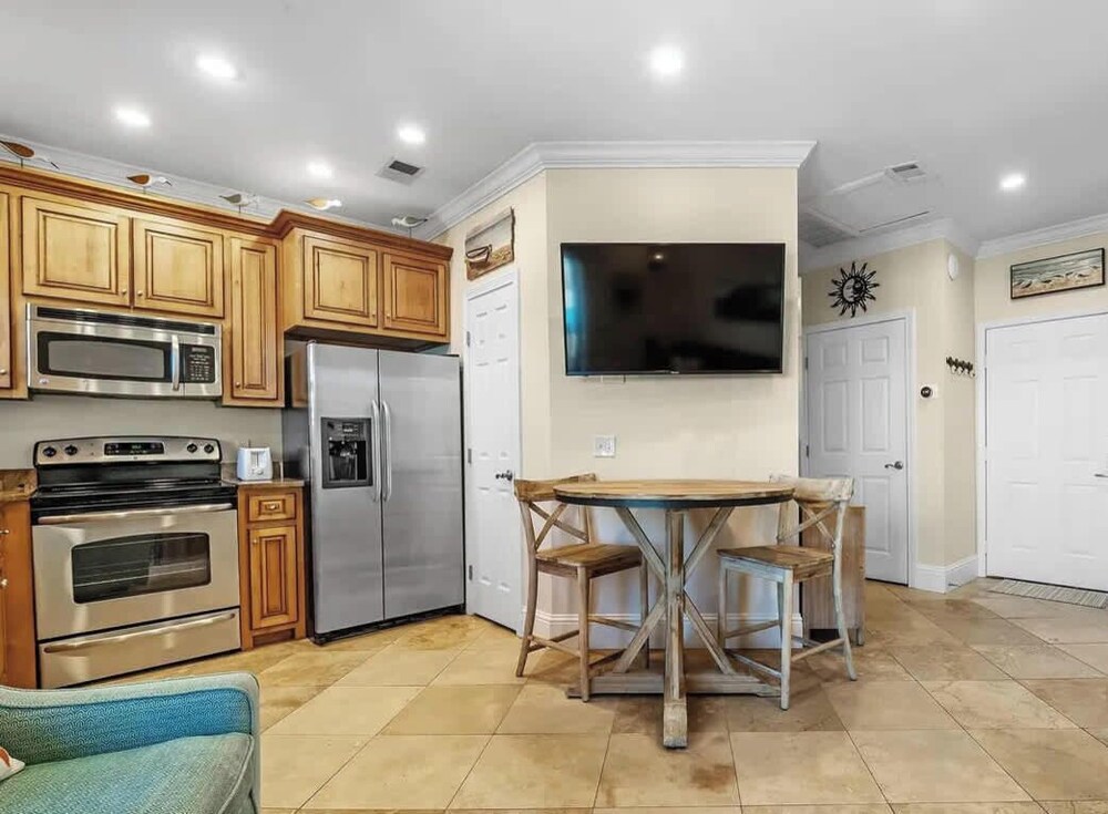 1 bed Beach Pools Waterfront Boating Palmaway