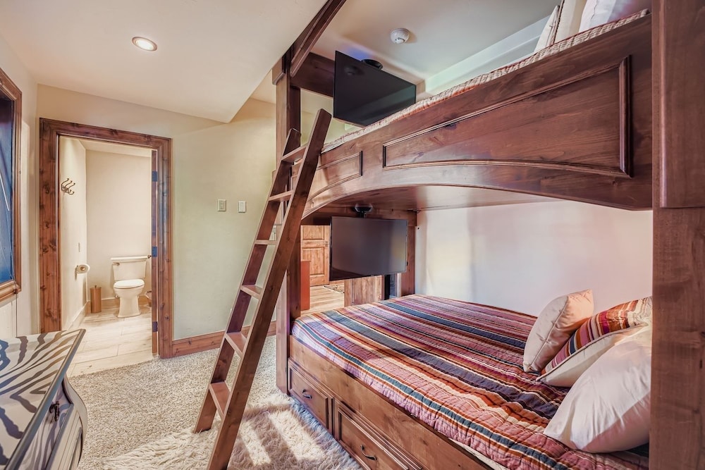 Fairway Drive Retreat 6 Bedroom Home