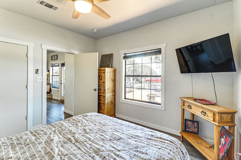 1 Mi to Lake: Pet-friendly Cabin in Strawn