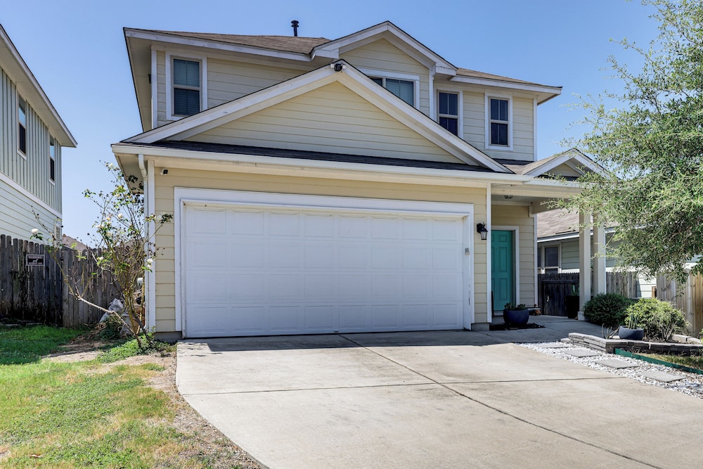 Family Home w/ Pool Access: 5 Mi to Downtown Buda!