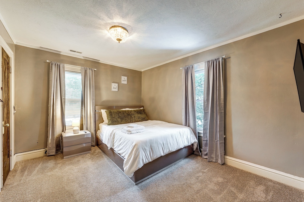 2 Mi to Dtwn: Spacious Apartment in Joliet