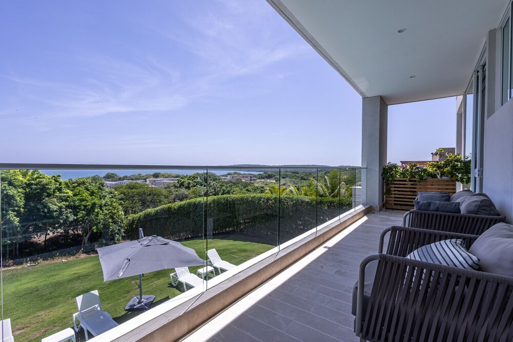 Tropical Villa w Pool Dock Access
