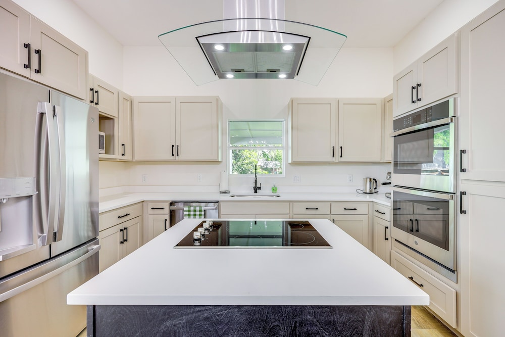1 Mi to Dtwn San Antonio: Sleek Bungalow w/ Yard!