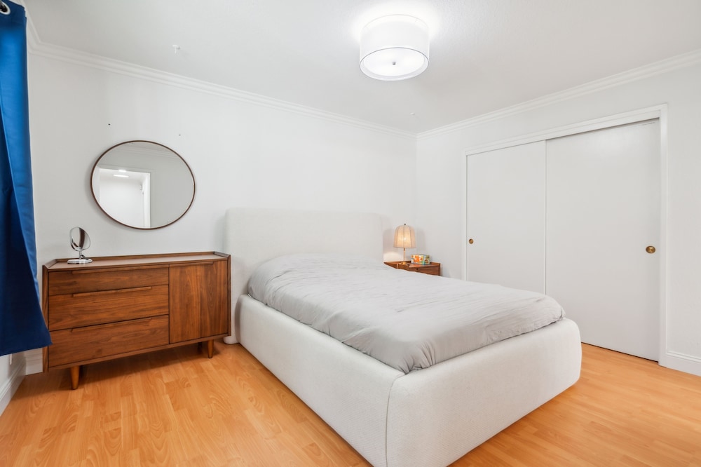 Spacious Mountain View Duplex In Prime Location 3 Bedroom Duplex