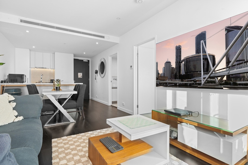 City Escape With Balcony & Resort-style Amenities