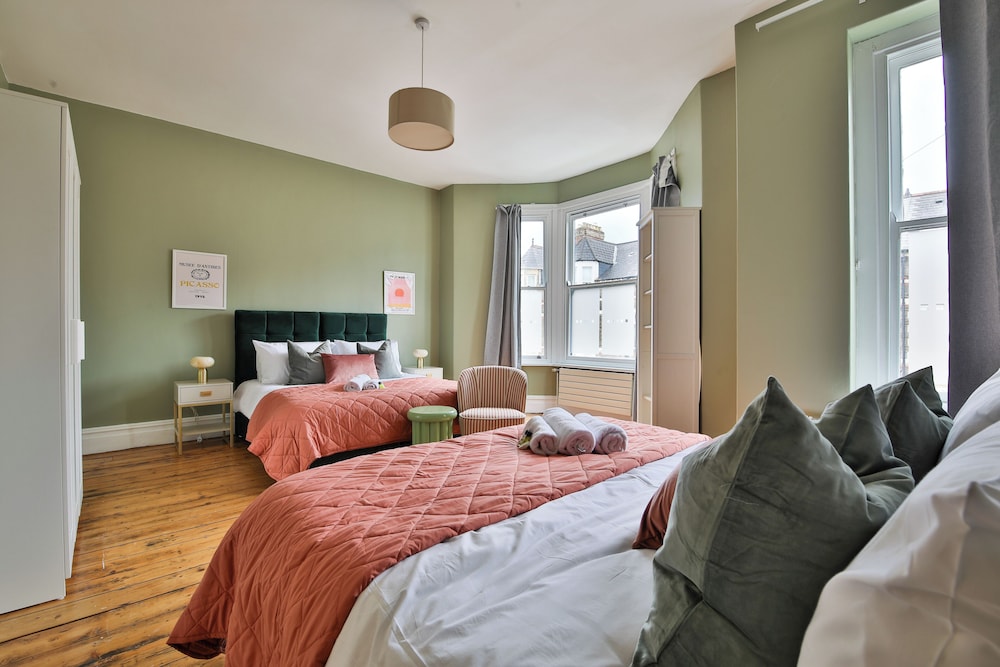 4 Bed House with Pool Table & Parking
