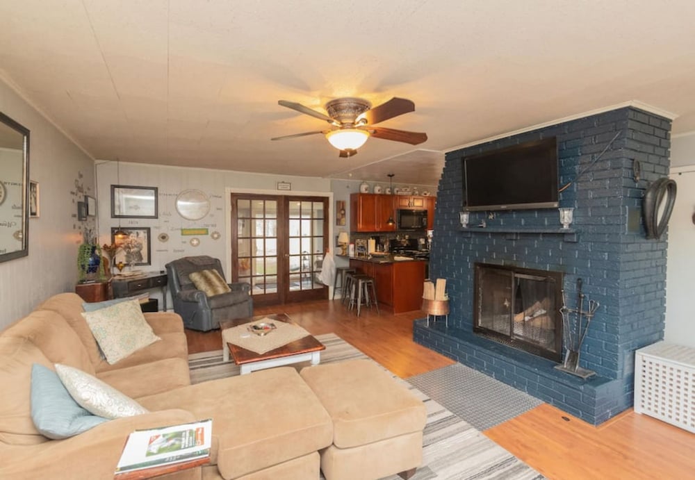 Amazing Hiking Cozy Home Close to Mountns Fireplace