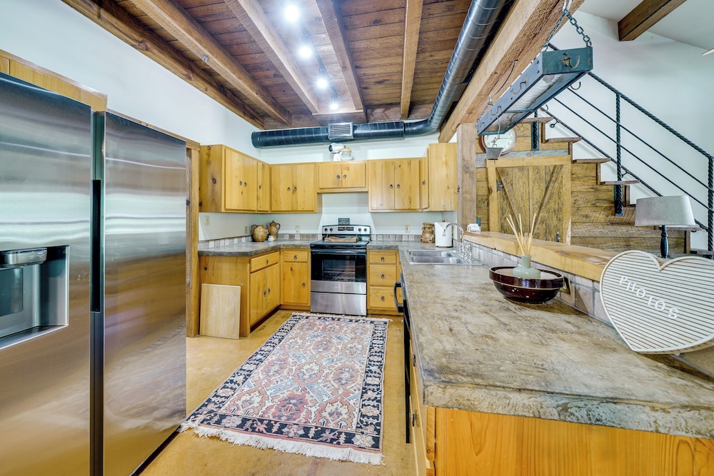 Swim, Hike & Unwind: Serene Hill Country Retreat