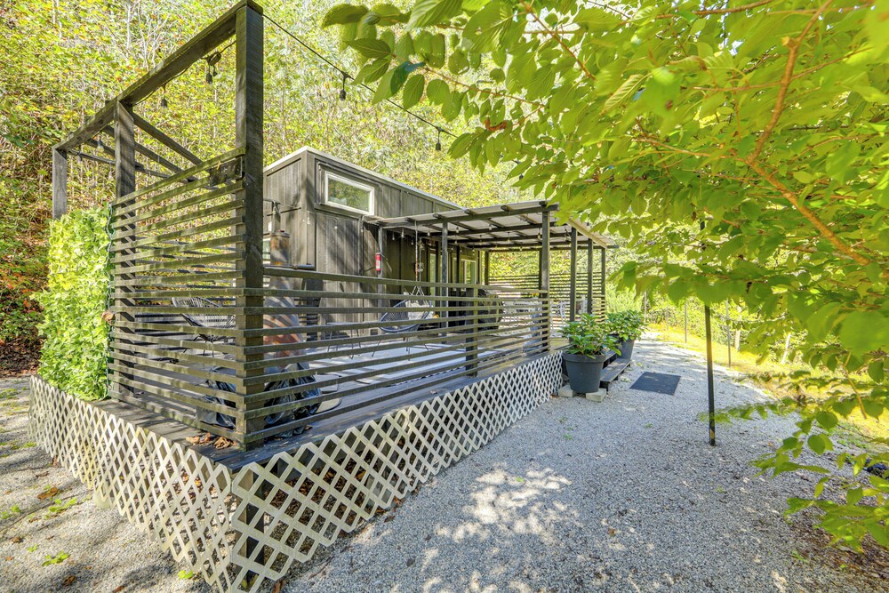 Blue Ridge Mountain Tiny Home: Escape to Nature!