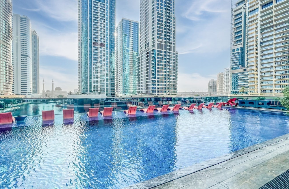 Elite LUX Holiday Homes - Stunning Lake View 1bhk Retreat in JLT Dubai