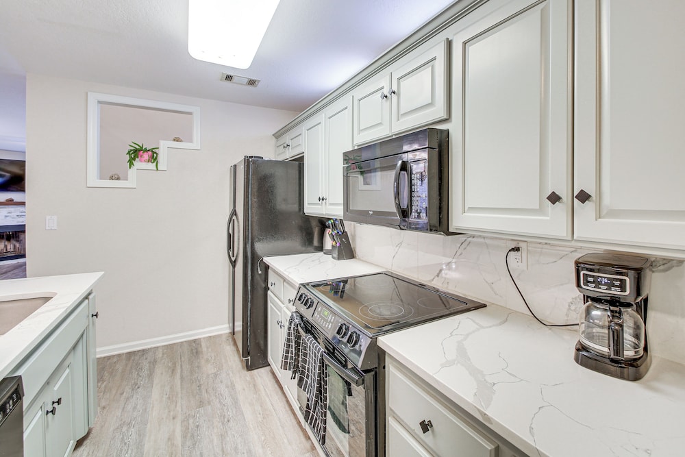 Townhome Near Lake Hamilton & Race Track!