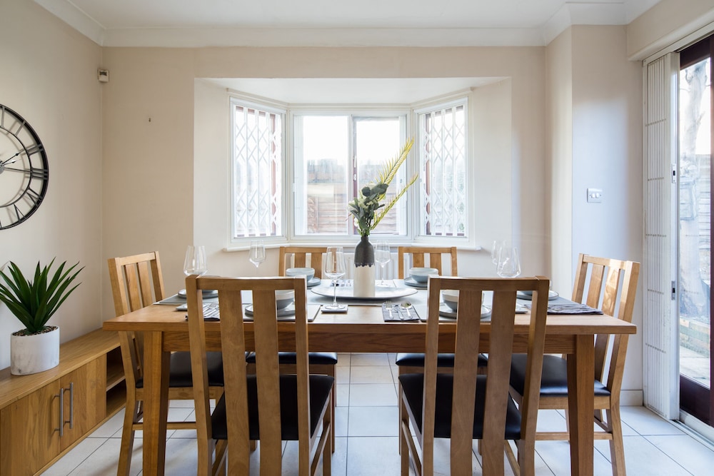 Spacious 2 Bed Apartment with Garden in Fulham