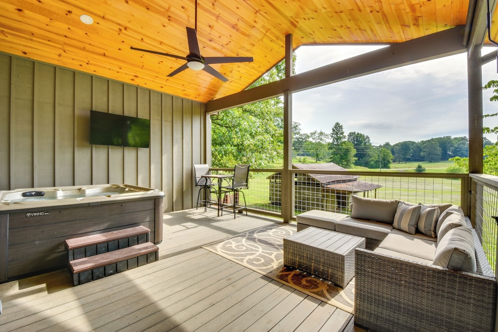6 Mi to Helen: Romantic Georgia Cottage Hideaway!