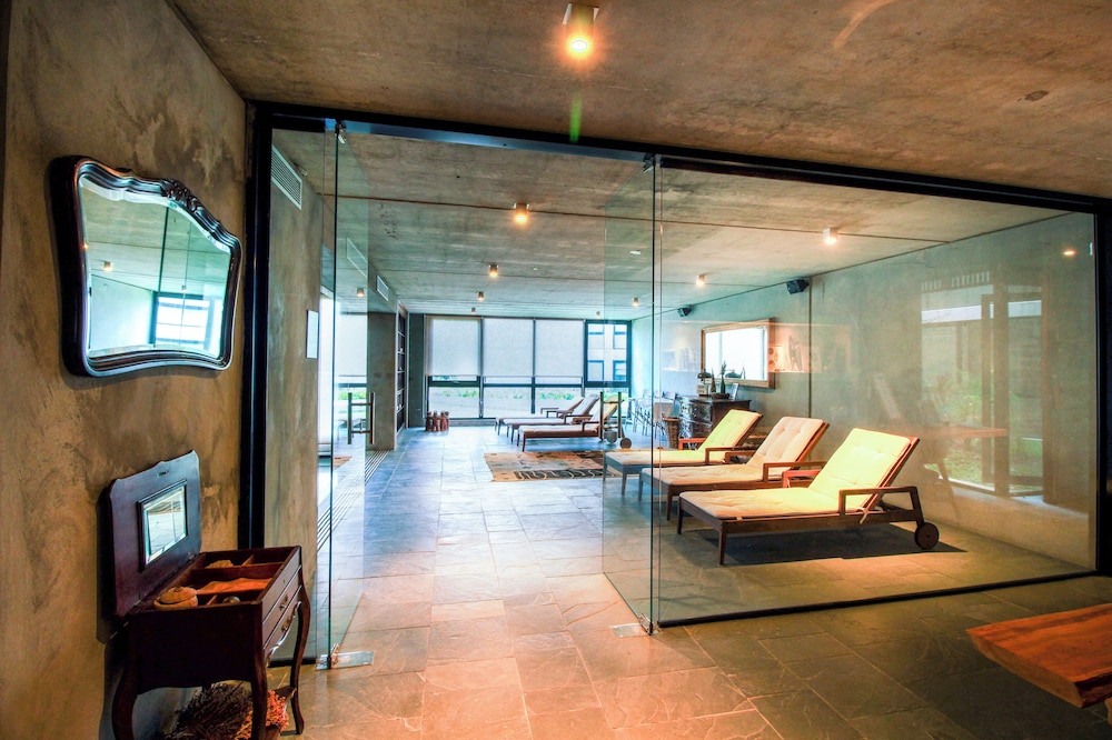 Oceana Suites Be House