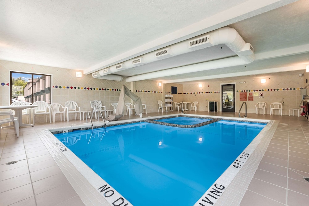 Traverse City Vacations - Quality Inn Traverse City - Property Image 9