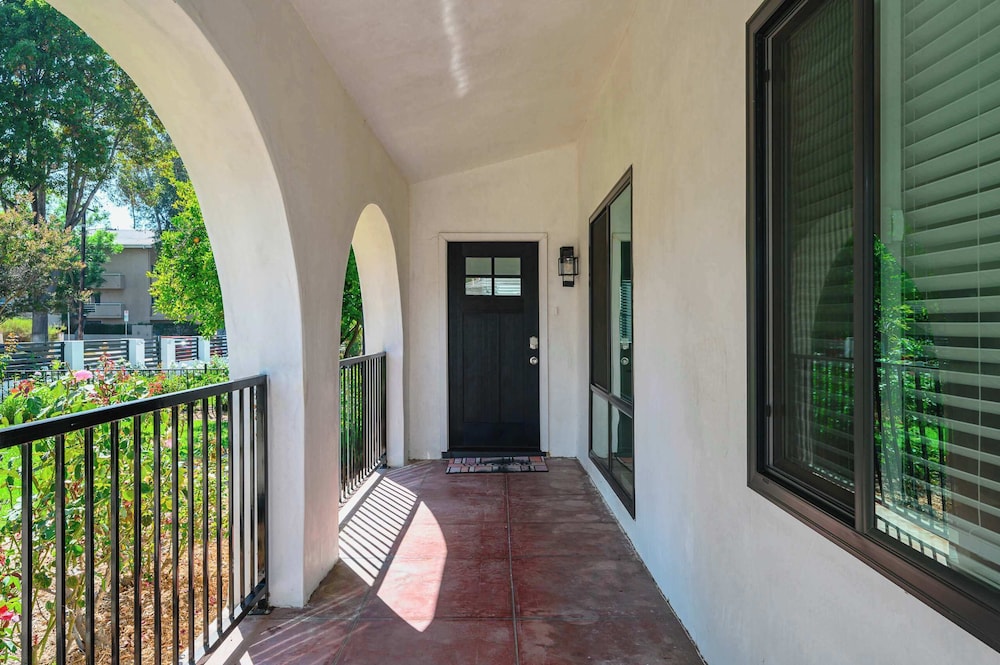 Not Affected by the Fire/spacious Modern Retreat w Luxury Amenities & Style