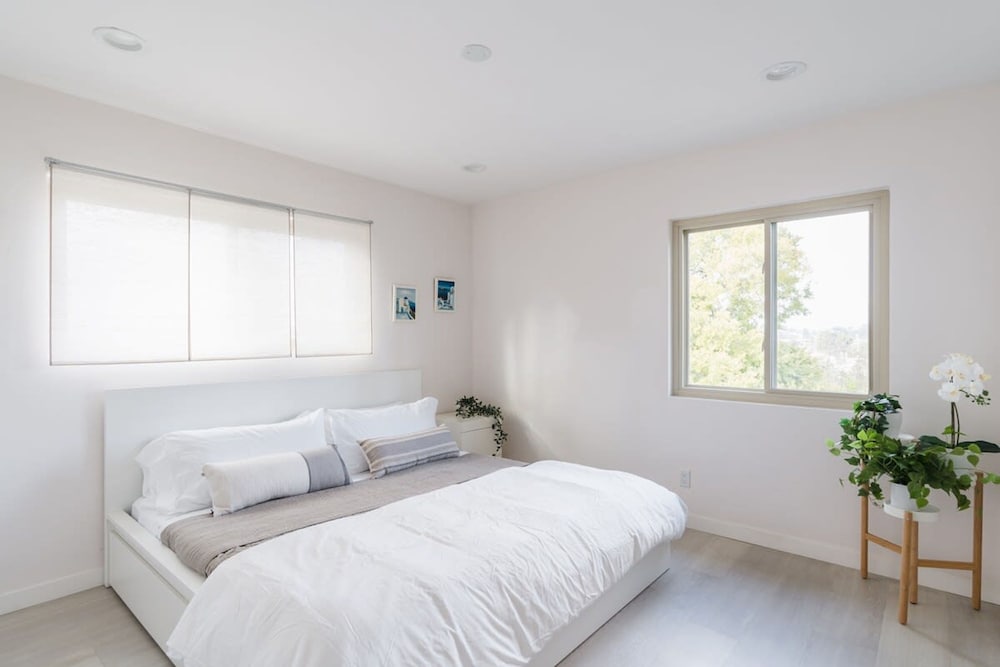 Spacious and Bright 5-bedroom Oasis Pool and Yard